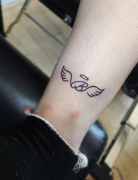 B angyal betűs tetoválás szárnyakkal