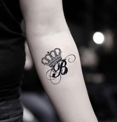 B betűs tetoválástervezés bonyolult koronával