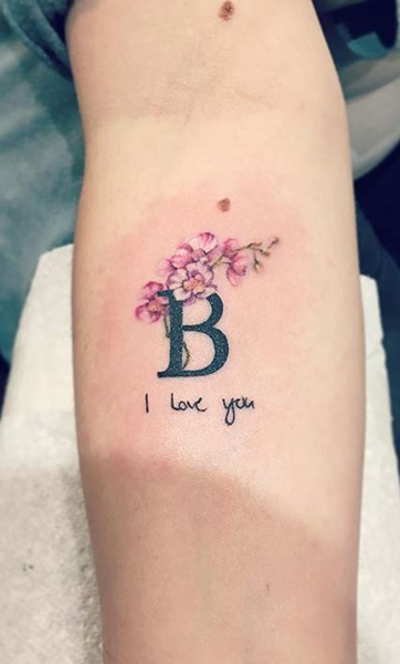 B betűs tetoválás virágokkal