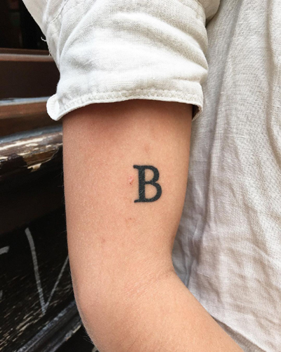 Félkövér B betűs tetoválás tervezés