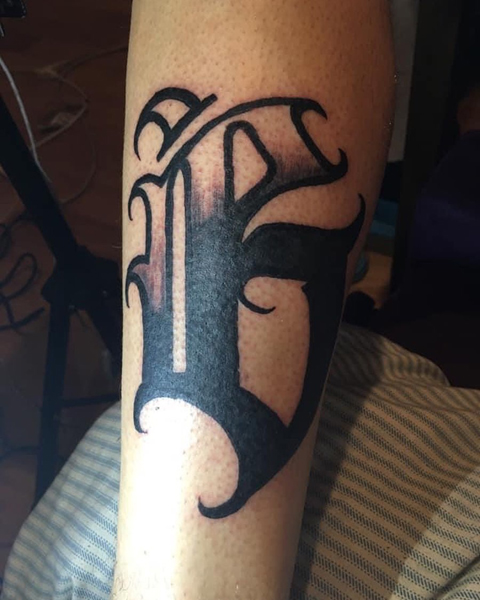 Robusztus B kezdeti tetoválás