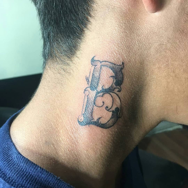 Stílusos B ábécé tetoválás a nyakán