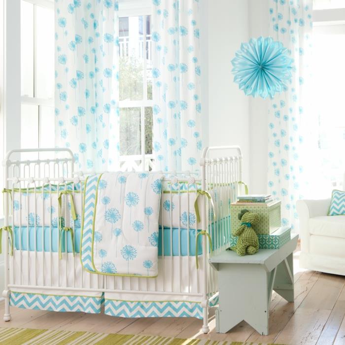 vauvan sängyt design baybzimmer sininen vihreä penkki puulattia