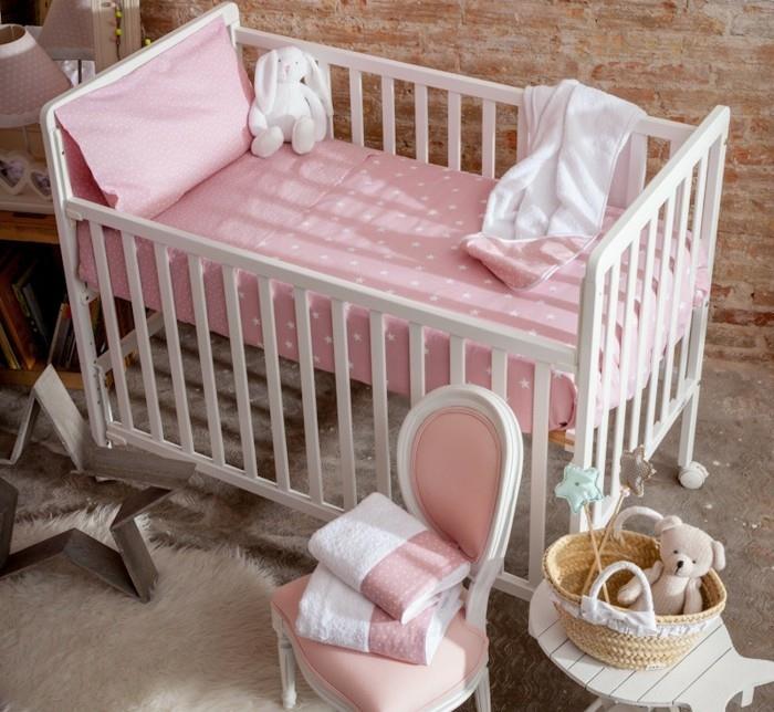 vauvan vuodevaatteet-textura-kodintekstiilit-vauvan sänky-puu-vaaleanpunaiset-lakanat-tyynyliina-täytetty eläin