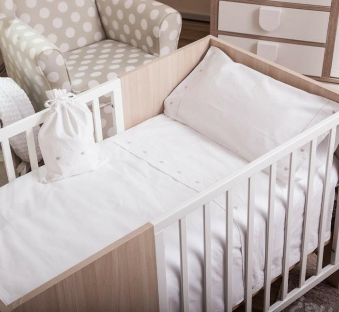 vauvan vuodevaatteet-textura-kodintekstiilit-vauvan sänky-puu-valkoiset lakanat-tyynyliina