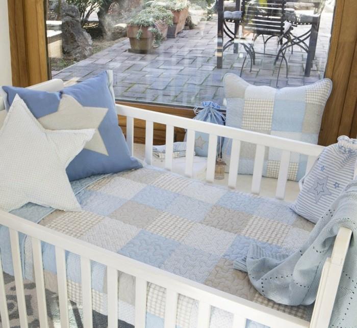 vauvan vuodevaatteet-textura-kodintekstiilit-vauvan sänky-valkoinen-steren-tyynyliinat-lakanat-päiväpeite