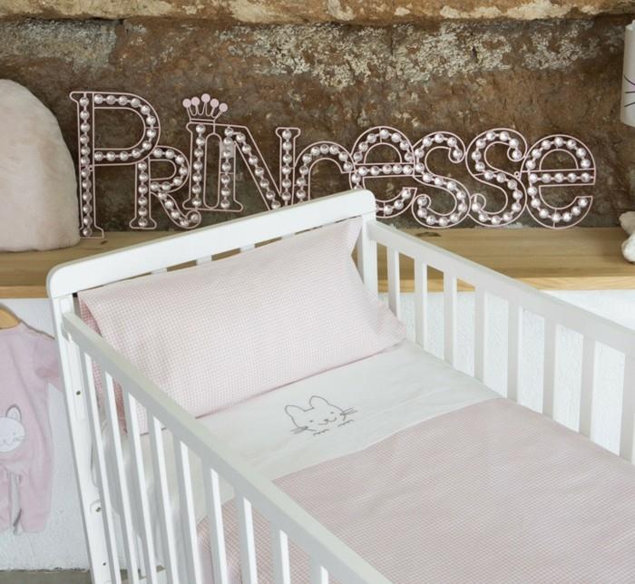 vauvan vuodevaatteet-textura-kodintekstiilit-vaaleanpunainen-ruudullinen-vauvan sänky