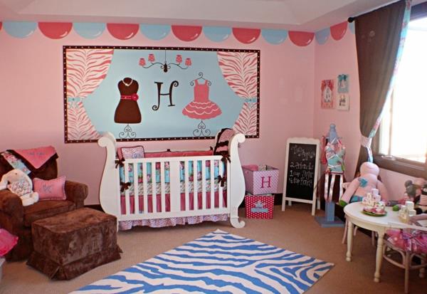 vauvan huone asetettu pinnasänky vaaleanpunainen seinän väri
