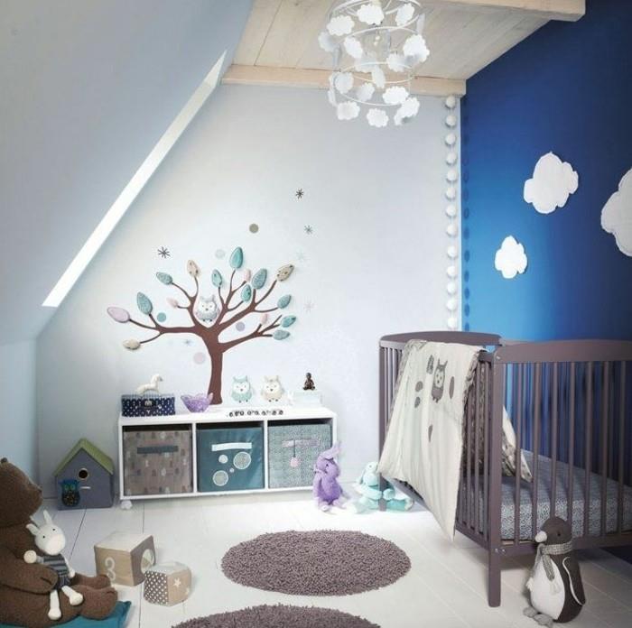 vauvan huoneen sisustusideoita kalteva katto sininen aksentti seinä ruskeat elementit