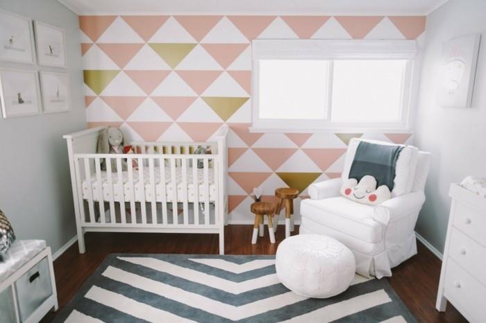 vauvan huoneen sisustusideoita geometrinen tapetti valkoinen nojatuoli