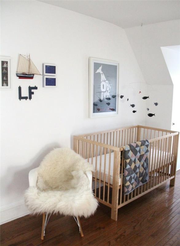 vauvan huoneen sisustusideoita yksinkertainen seinäkoriste keinutuolilla tumma lattia