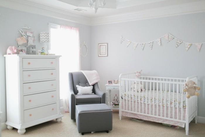 vauvan huoneen sisustusideoita valkoiset huonekalut harmaa nojatuoli