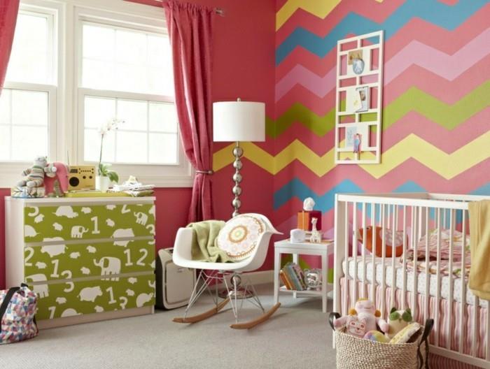 vauvan huoneen sisustusideoita siksak -seinäsuunnittelu keinutuoliin kaunis lipasto