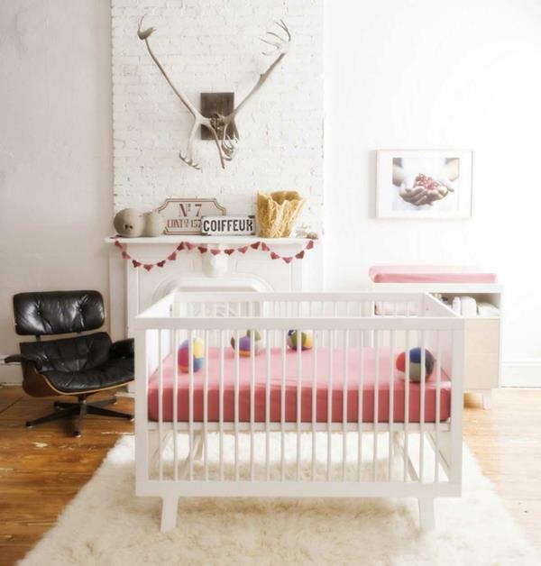 vauvan huone perustettu valkoinen matto musta nojatuoli