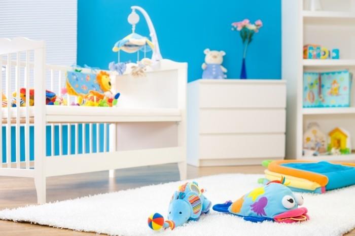 vauvan huoneen värit siniset seinät värilliset lelut valkoinen matto