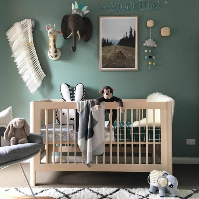 vauvan huoneen värit vihreät seinät harmaa nojatuoli