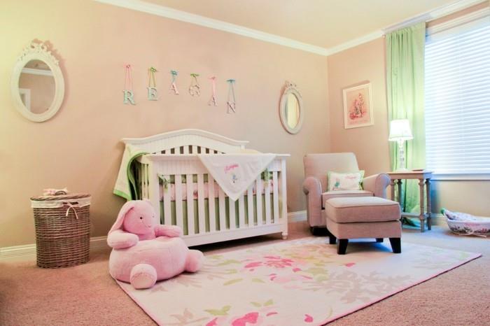 vauvan huoneen värit persikanväriset seinät värilliset matot vihreät verhot