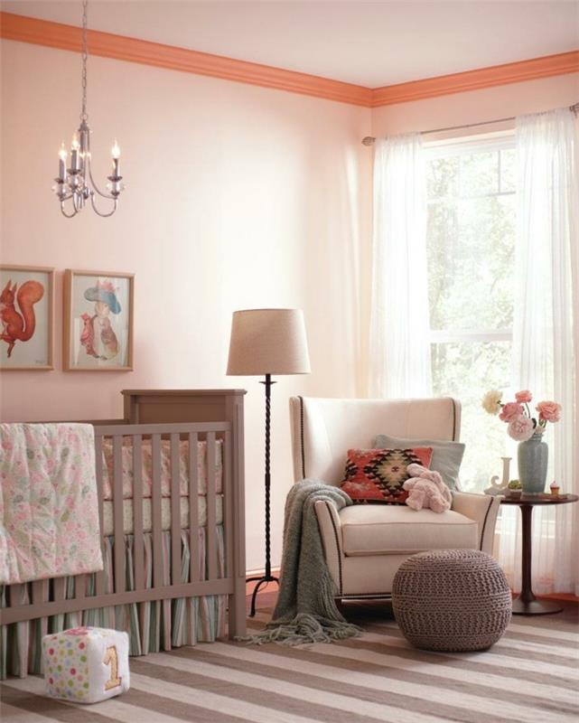 vauvan huoneen värit raidallinen matto vaaleat seinät lämpimät värit