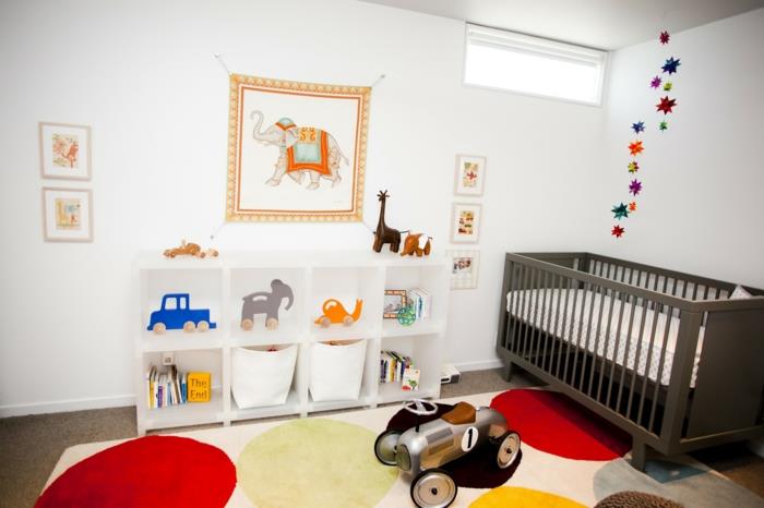 vauvan huone värillinen matto kaunis seinäkoriste avoimet hyllyt