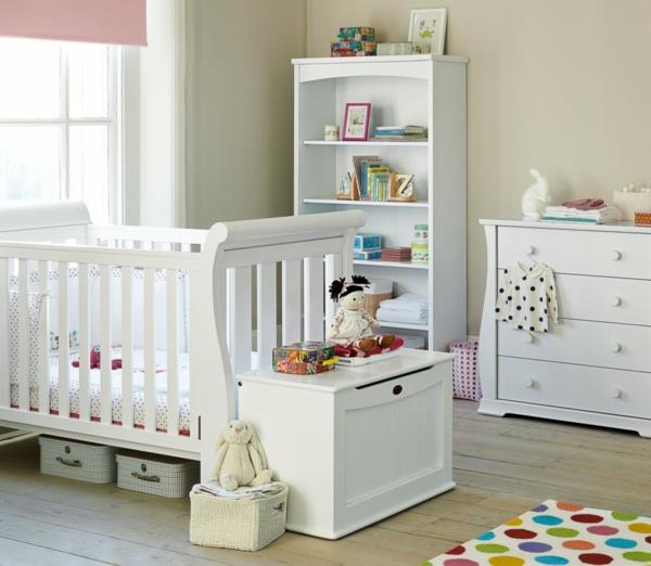 vauvahuoneen suunnittelu valkoiset huonekalut matto värilliset pisteet puulattia