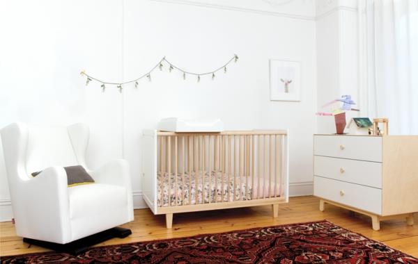 vauvan huoneen suunnittelu värillinen matto valkoinen nojatuoli