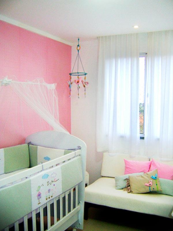 Täysin suunniteltu vauvan huoneen vaaleanpunainen seinä