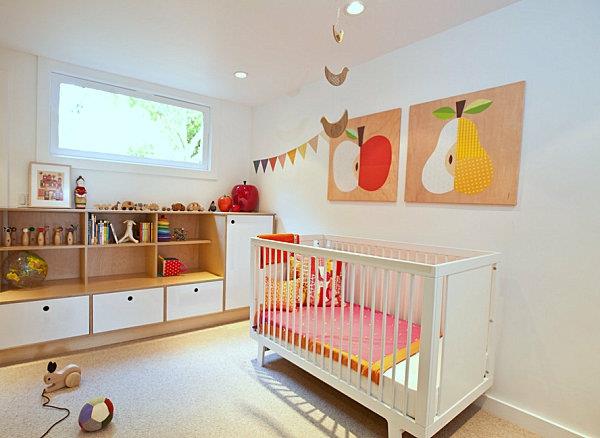 vauvan huone pinnasänky valkoinen puu seinäkoriste omena päärynä seinäkoriste puulla