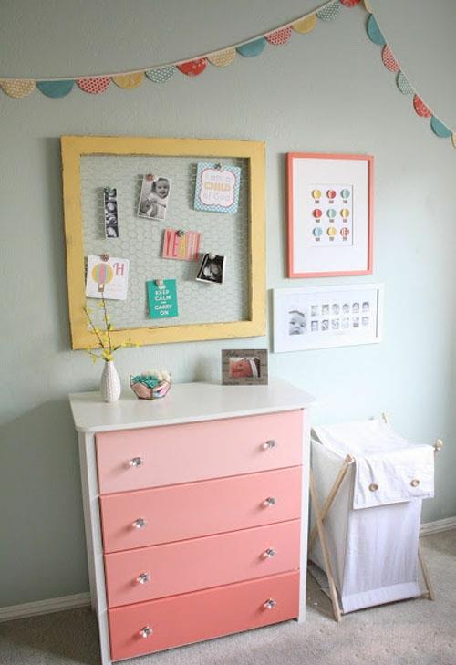 Laatikot Keltaisia ​​ja vaaleanpunaisia ​​sisustuselementtejä vauvan huoneessa