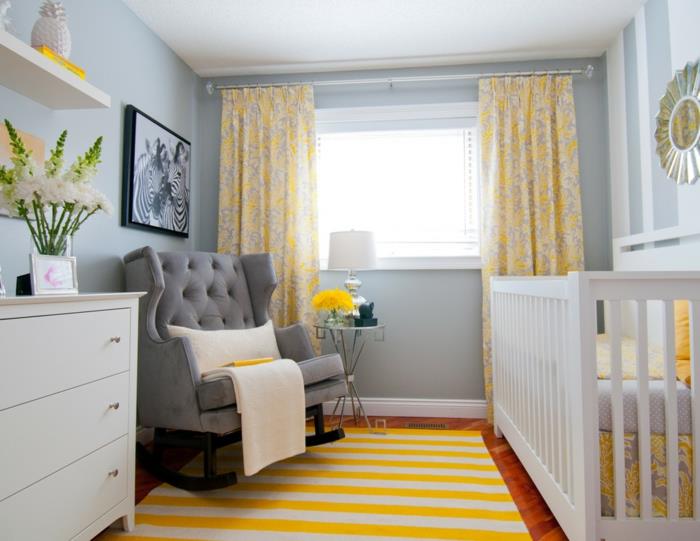 vauvan huoneen maton raidat keltaiset valkoiset pitkät verhot