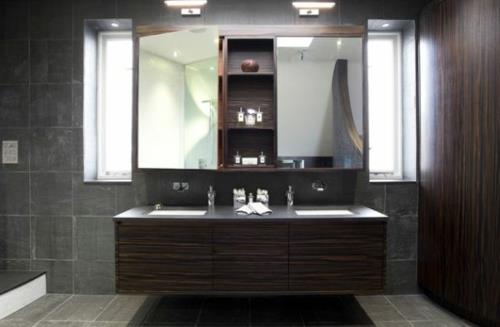 kylpyhuoneen kalusteet suuret peilit puukalusteet harmaat laatat