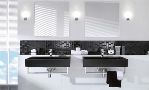 kylpyhuonekalusteet-musta-valkoinen-kontrasti-valokulmaiset pesualtaat