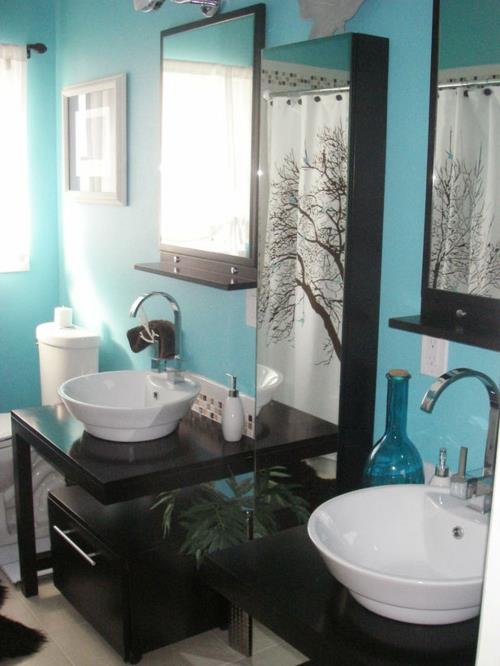 kylpyhuoneen kalusteet mustat huonekalut siniset seinät suuret peilit
