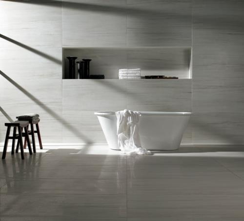 Kylpyhuoneen laattojen asentaminen oikein minimalistisella, kiiltävällä harmaavalkoisella värillä