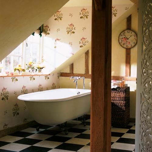 kylpyhuone sisustus katto kylpyamme retro kukka kuvio