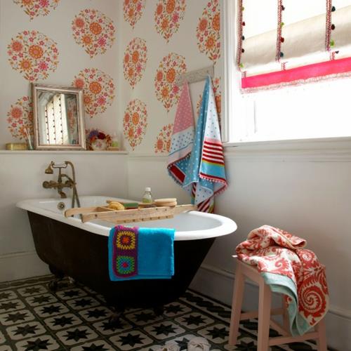 kylpyhuoneen sisustus vaaleanpunainen aksentti kylpyamme värikäs