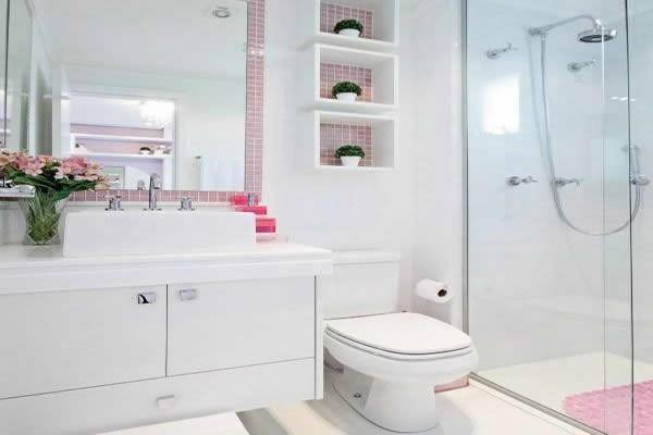 kylpyhuoneen uudelleensuunnittelu vaaleanpunaisilla laattoilla