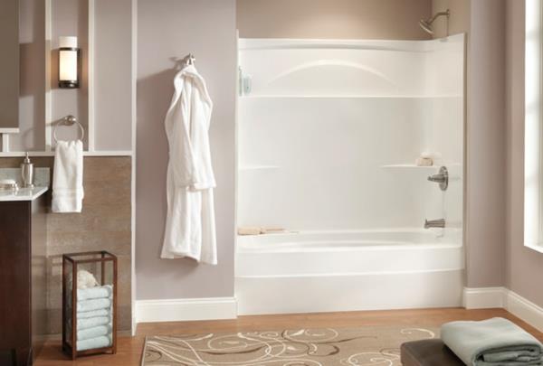 kylpyhuone ilman laattoja hämärä vaaleanpunainen seinäväri valkoinen suihkulämmitteinen kylpyamme kylpyammeella