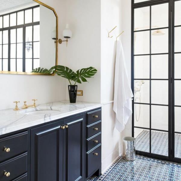 kylpyhuone ilman laattoja ylellinen tyyli messinki aksentti tummansininen pesuallas