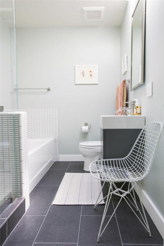 kylpyhuone ilman laattoja seinän väri valkoinen kylpyamme suihkukaappi