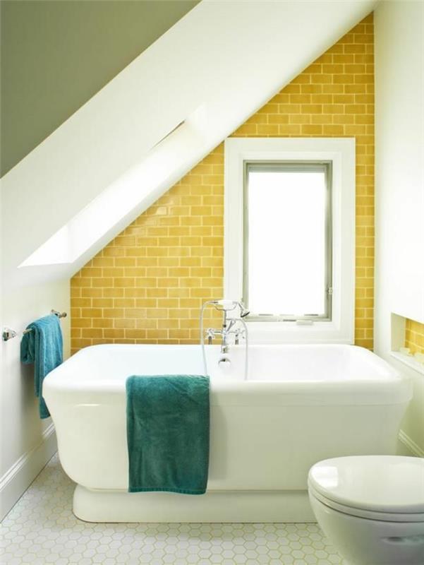 kylpy laatat keltaiset seinälaatat pieni kylpyhuone kylpyamme