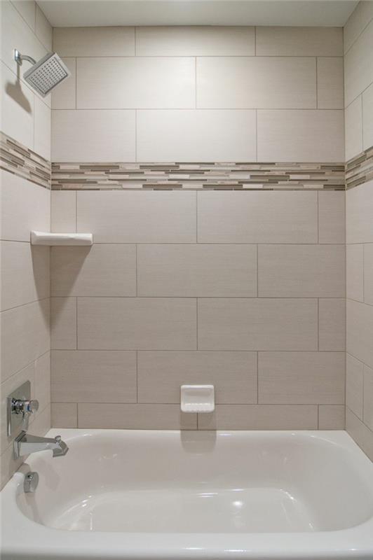 Pystysuorat kylpyhuonelaatat korostavat beigejä seinälaattoja