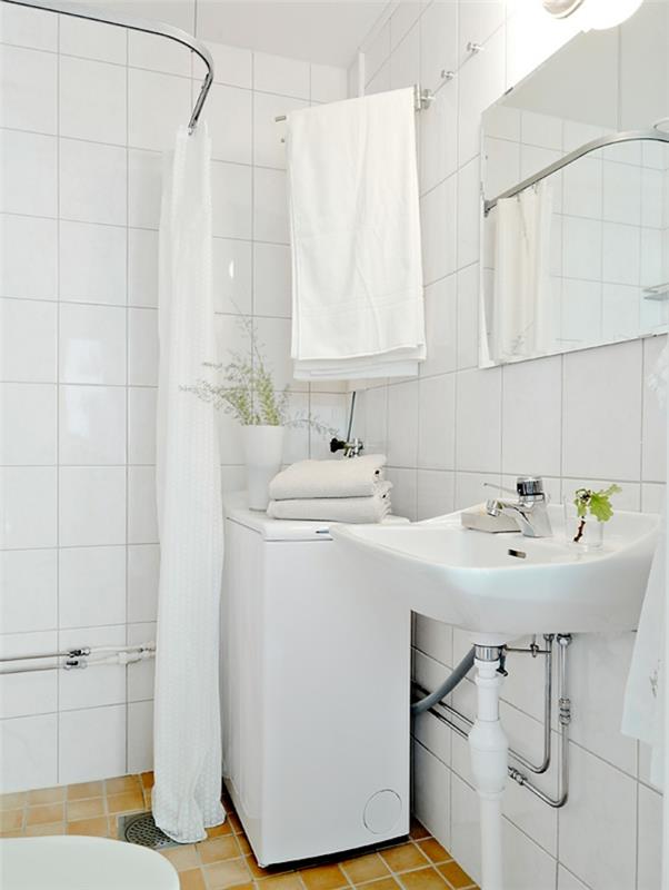 kylpyhuoneen laatat valkoiset seinälaatat keltaiset lattialaatat valkoiset saniteettiesineet