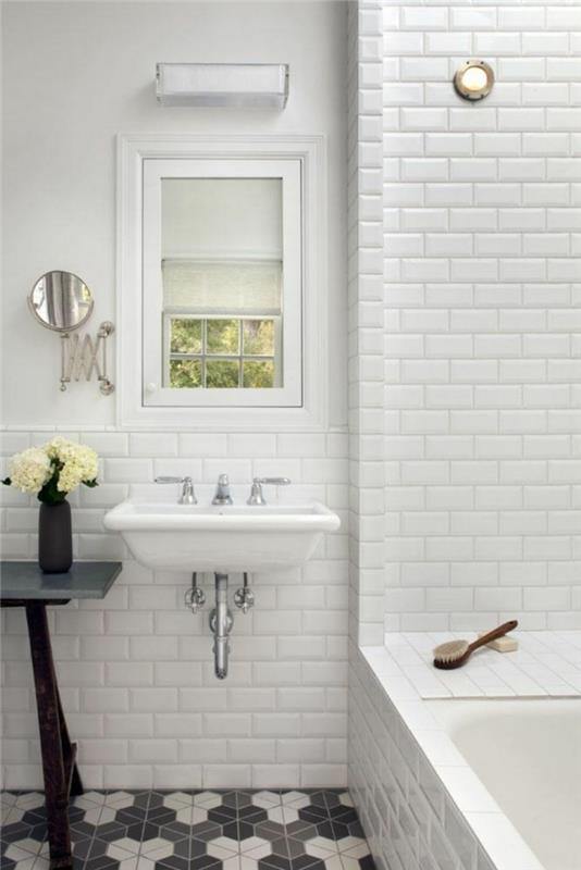 kylpy laatat valkoinen kylpyhuone pieni huone kylpyamme kukat