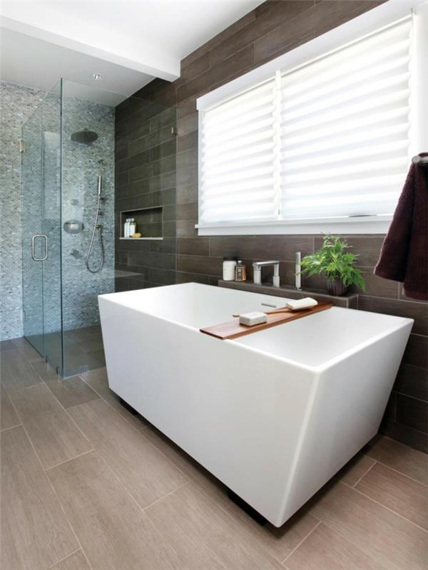 kylpyhuone sisustus moderni kylpyamme suihku kasvi ikkuna