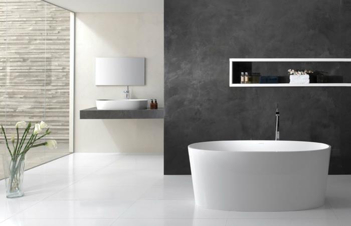 kylpyhuoneen sisustus soikea kylpyamme harmaa aksentti seinäkukat valkoiset lattialaatat