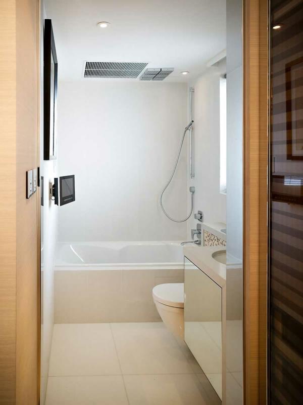 kylpyamme kaakeloitu sisäänrakennettu kylpyamme moderni kylpyhuone tyylikäs minimalistinen