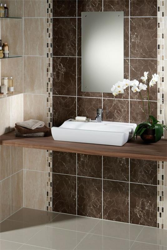 kylpyhuoneen ruskean beige kylpyhuoneen laatat yhdistävät vaaleanharmaan lattian