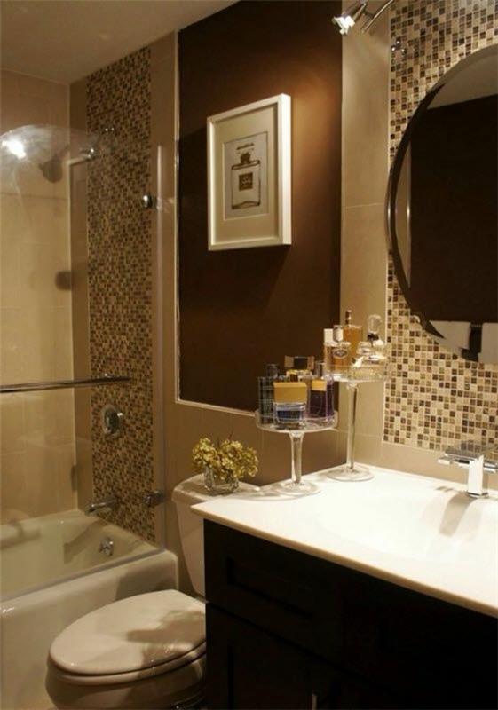 kylpyhuone ruskea beige yhdistelmä mosaiikkilaatat pieni kylpyhuone