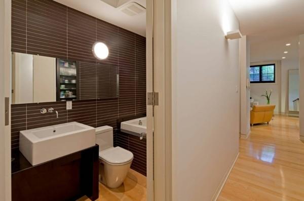 kylpyhuone ruskeat ruskeat seinälaatat vaaleat lattiat
