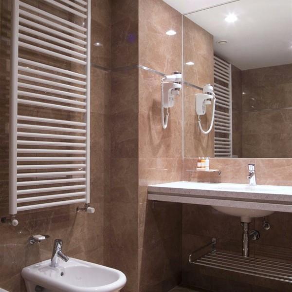 kylpyhuone ruskea tyylikäs kylpyhuone suunnittelu pieni kylpyhuone